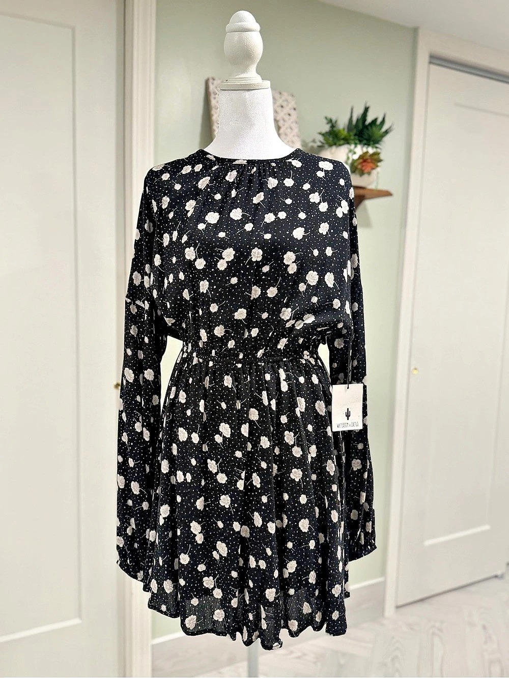 White Room + Cactus Black Floral Romper Size M NWT Long Sleeve Keyhole Back